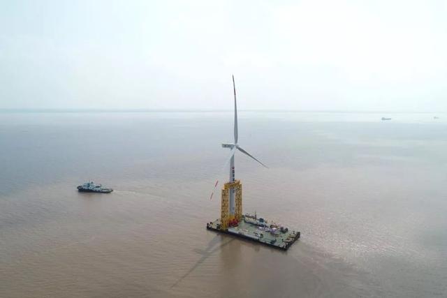 海上單樁基礎風電機組通過吊裝作業完成整體
